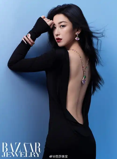 很多人对@朱珠zhuzhu的第一印象,是"全球最美面孔",是美艳浓颜,恣意