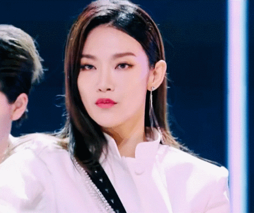 曾可妮是不是就学了一个表情管理——抹唇