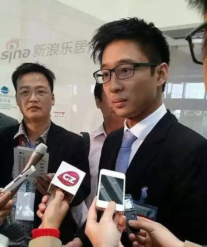 新浪房产   【2015-04-22 13:53】  霍震霆和霍启山接受记者采访时