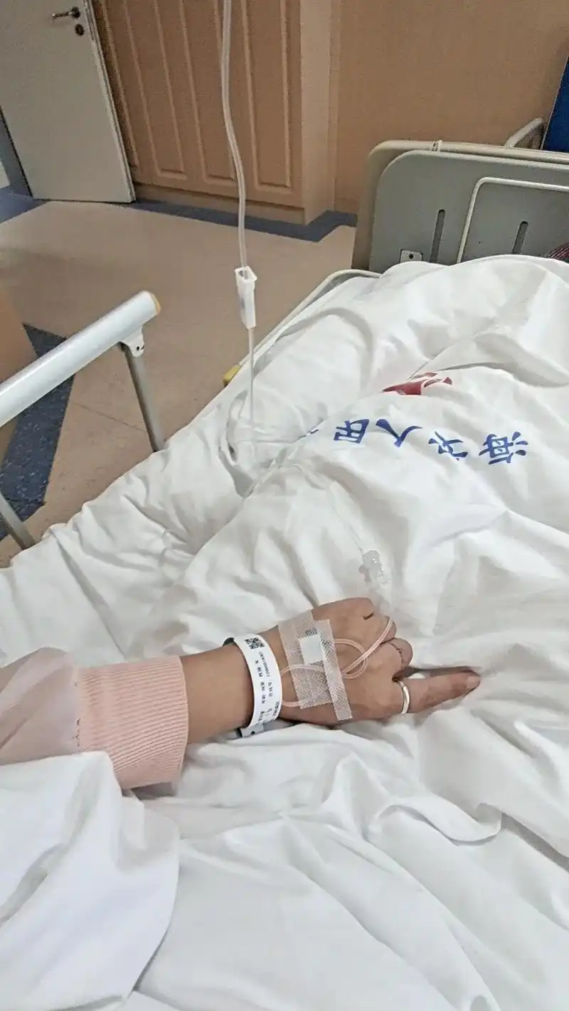 一个人在医院住院输液,医生的一句问:怎么没有人陪,我笑了笑… - 抖音