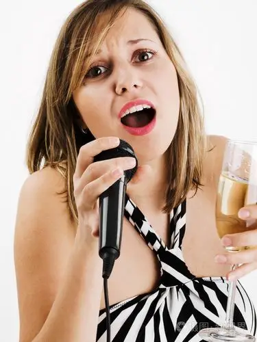 带麦克风唱歌的女孩