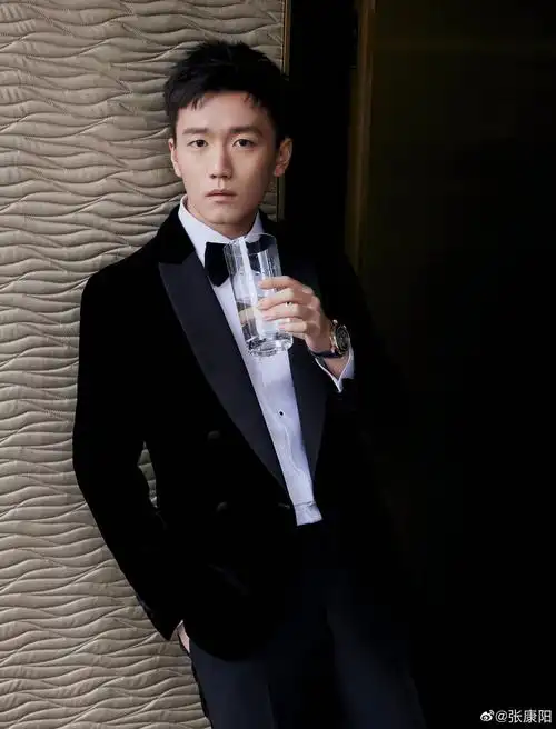 国际米兰足球俱乐部老总张康阳近日在社交平台上晒出个人写真