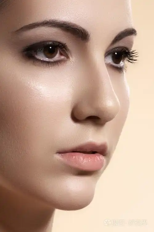 干净的皮肤,白色背景上的美丽的女人模型脸特写肖像.