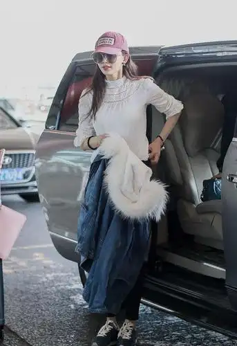 那就赶紧过来看看林志玲的最新街拍搭配吧,跟着志玲姐姐穿白装,你也是