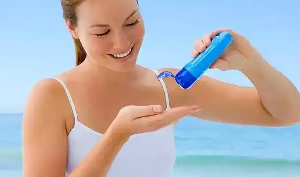 天气太热,每天都涂防晒霜会不会损伤皮肤?