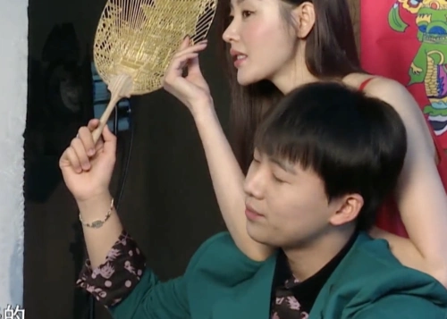 郭麒麟张天爱拍"情侣照",手放位置成最大亮点,这就是德云社素养?