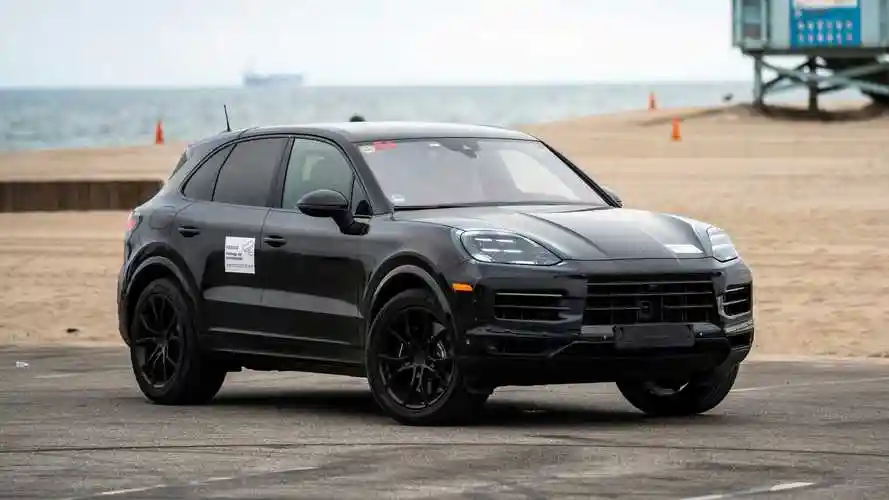 新款保时捷卡宴内饰官图发布,中控台上采用三块大屏