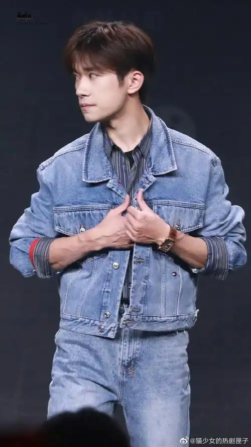 易烊千玺 | 青筋 易烊千玺手臂上的青筋真的好有感觉哇……|易烊千玺