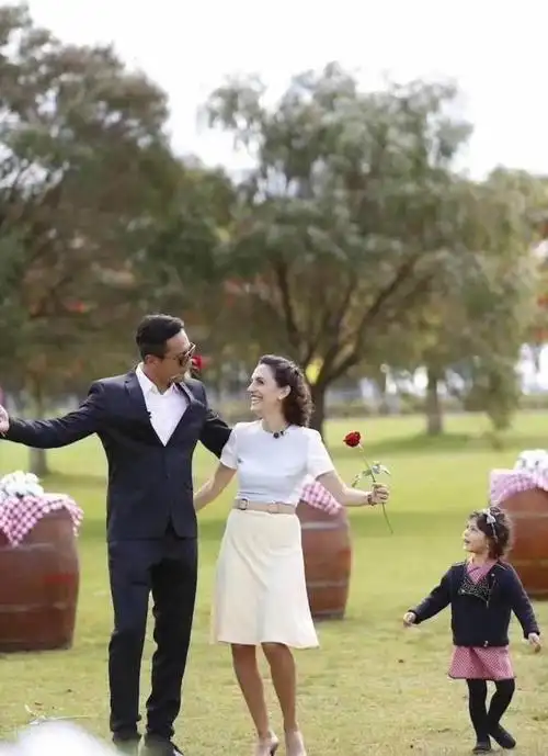 刘烨和法国老婆罕见录节目,安娜穿搭简约却很高级,衬得他很朴素