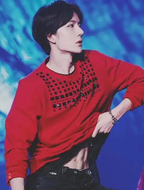 王一博:一到成年深似海,从此腹肌是路人!长大了不让看