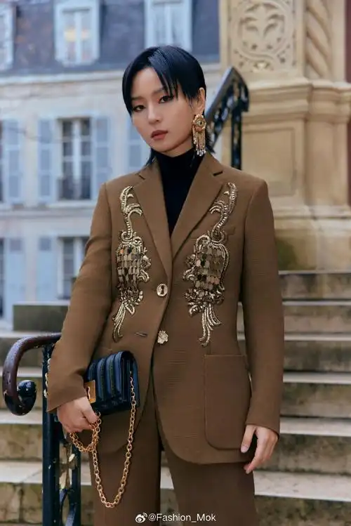 周笔畅金色穿搭#周笔畅巴黎时装周看秀造型 78周笔畅受邀出席