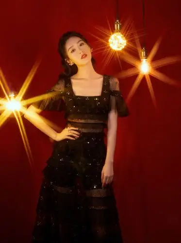 袁冰妍气质感真令人心动这么晃眼的褶子裙穿上竟不显胖