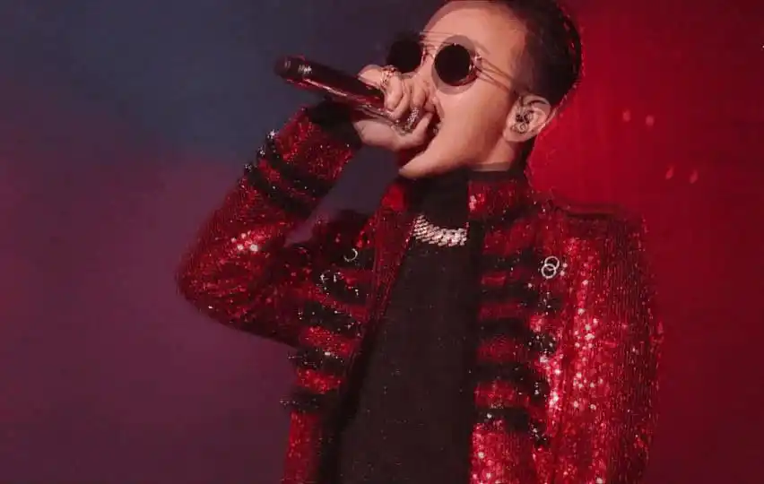 权志龙舞台上酷酷的亮片红衣 大背头 墨镜造型,真的是毫无抵抗力,舞台