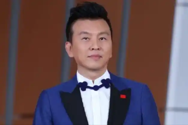 央视主持人张泽群:4次高考终成功,55岁老来得子,如今苦尽甘来