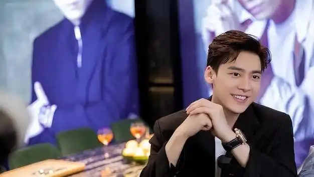 李易峰再上热搜变化大,与张晚意同框引热议,你觉得他变了吗?|小哥哥_