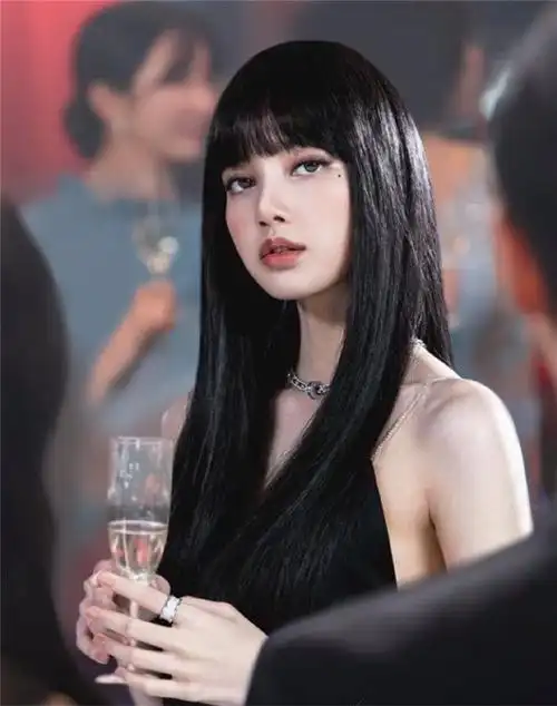 blackpinklisa穿着一身宝格丽服装需要花费多少钱