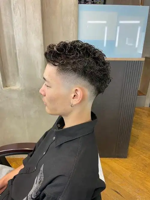 男士发型新风尚两侧铲短头顶烫卷卷