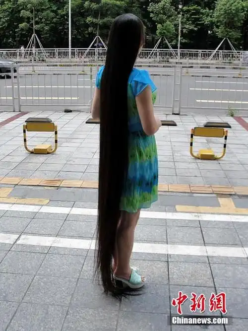 深圳女子15年留2米长头发为公益寻卖主