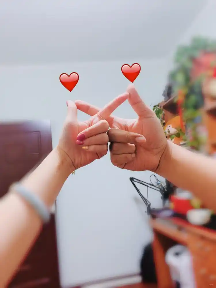流行情侣手势比心拍照