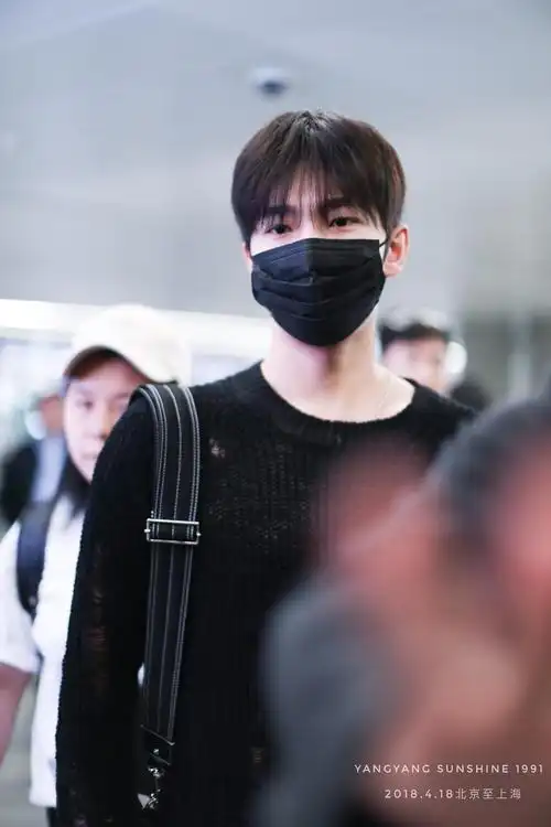 杨洋的颜值和气质戴口罩也能一眼认出吧～眉清目秀 眼睛里有星星啊@杨