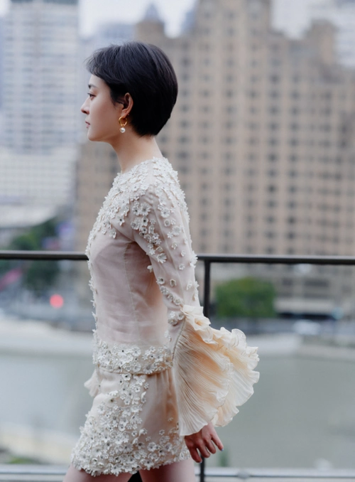 孙俪穿裙子太美了,一身蕾丝绣花连衣裙出镜,回眸一笑清新自在