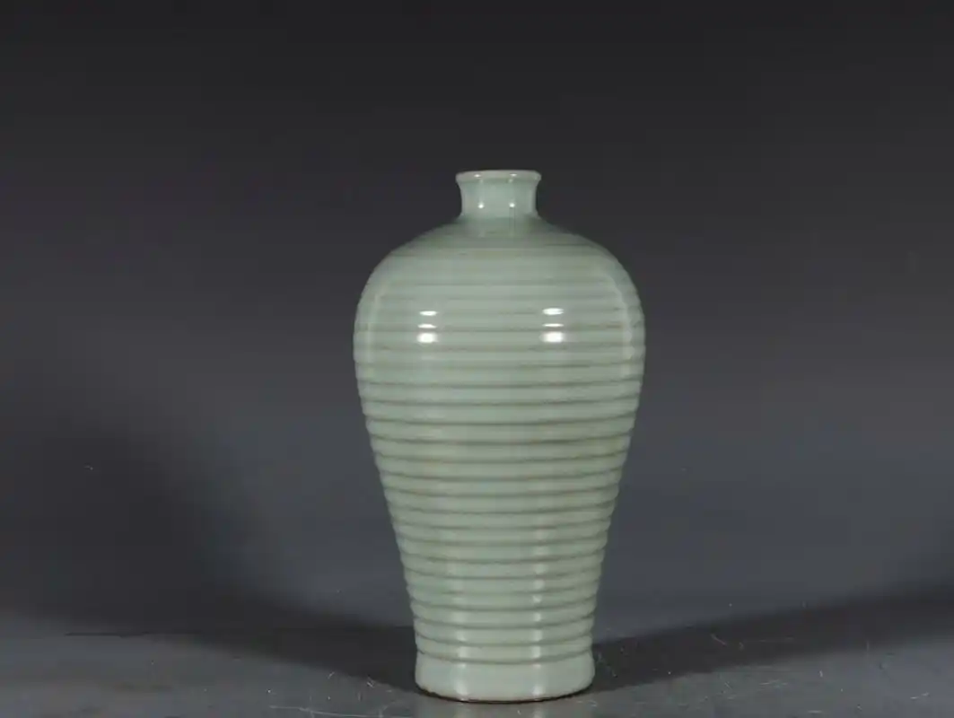 南宋官窑粉青釉弦纹梅瓶 高18.2口径3底径6.2公分