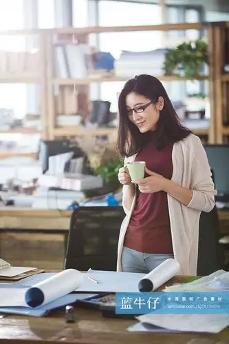 女建筑设计师在办公室工作