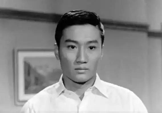 年轻时候的谢贤和一点都不比他的儿子差,身材高挑,十分帅气.