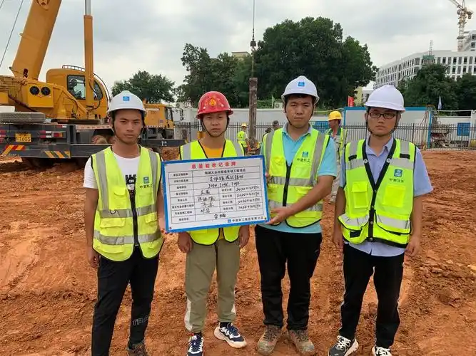 2,监理,施工单位人员对基坑支护灌注桩成孔质量举牌验收.