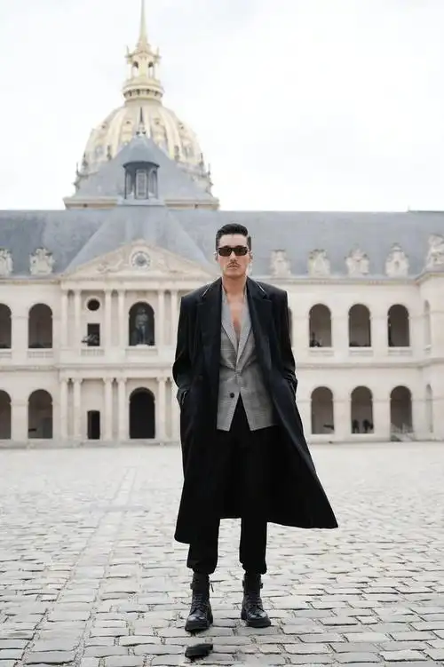 胡兵出席givenchy巴黎男装周大秀黑色长外套搭配灰色格纹西装