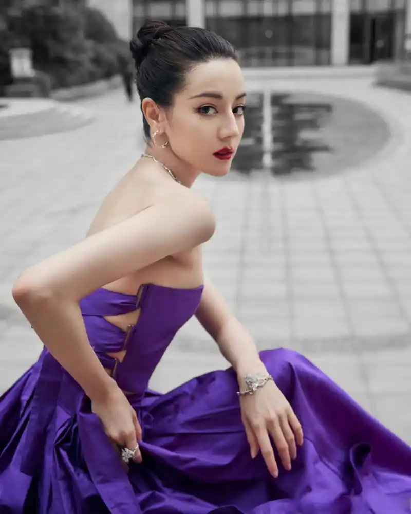 #迪丽热巴# 热巴这套紫色dior晚礼服也是绝绝子啊,别人穿紫色显黑,她