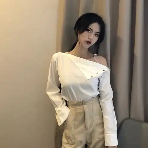 9261# 实拍 斜露肩设计感长袖露锁骨衬衣女