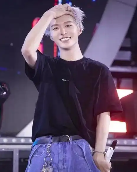 范丞丞短发三七分背头(范丞丞剪短发大变样)(5)