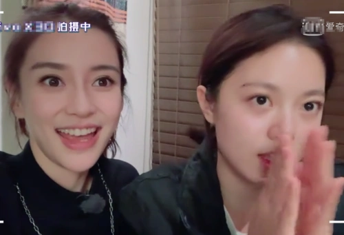 赵今麦杨颖相差13岁两人同框露齿笑时岁月果然不会骗人