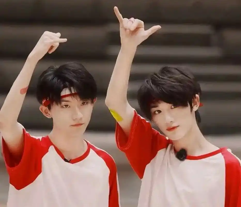 马嘉祺是属于丁程鑫的,宋亚轩是属于刘耀文的, 贺峻霖是属于严 - 抖音