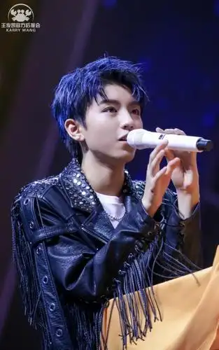 王俊凯神仙发色大汇总,一个头上有彩虹的男人