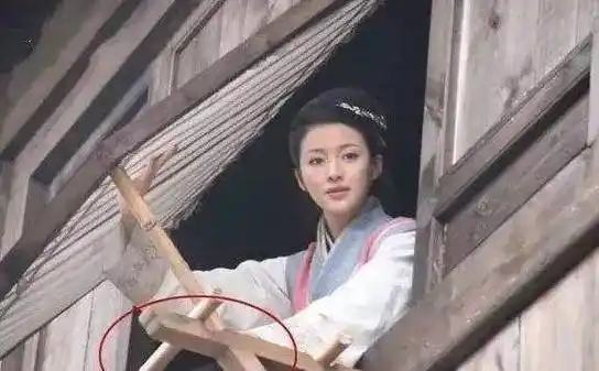 没想到邓伦也有穿女装的时候呀结果镜头一切,那件上一秒还穿在邓伦上