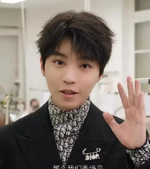 王俊凯追星成功!和大21岁偶像周杰伦逛街,细节看出他的紧张