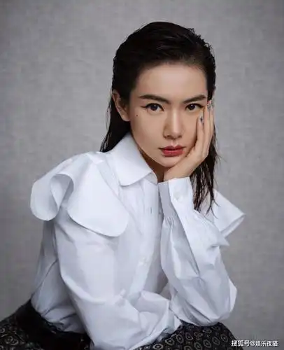 戚薇颜值高就是任性梳大背头穿印花裙气场超a美腿更吸睛