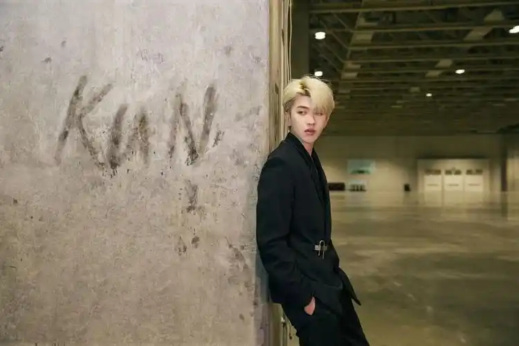 蔡徐坤壁纸:我跨过了璀璨的星河,遇见了美好的你 - 知乎