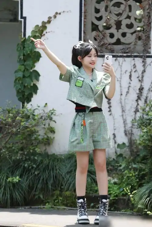 绿色格纹裤装清雅大方虽说身高只有1米53的赖美云,在美女如云的娱乐圈