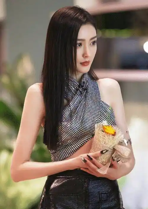 张天爱的年龄是一个谜雾,她公开的出生年月总是变化,从88年到90年再到