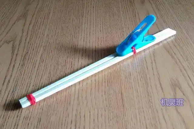 手工制作简单橡皮筋枪所需材料和工具:一次性筷子,1个塑料夹子,3条