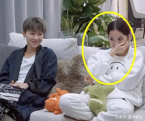 范丞丞突然"下跪"告白?欧阳娜娜捂嘴红脸,她的反应比答应还甜