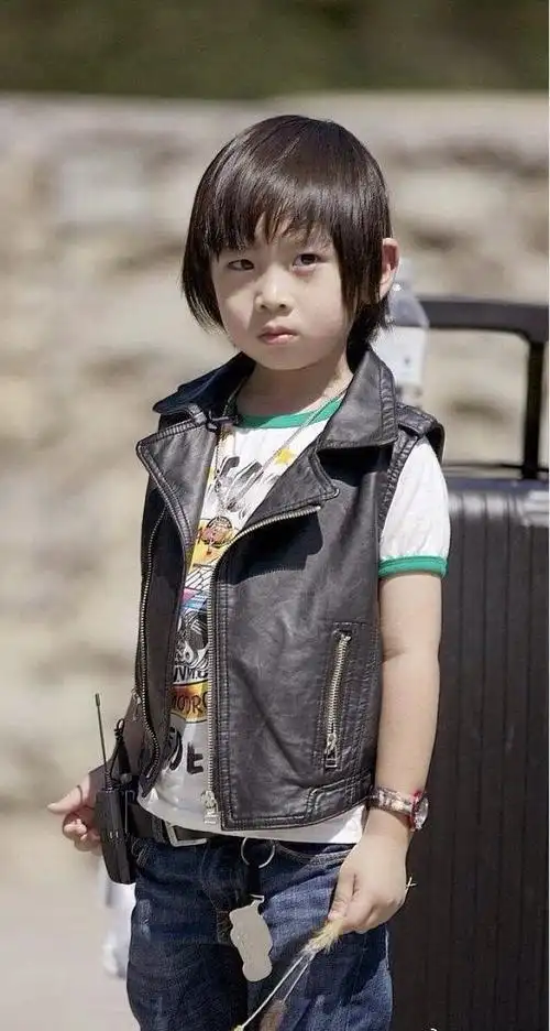 男孩,这三个小男孩几乎长得一模一样,而有人翻出林志颖小时候的照片