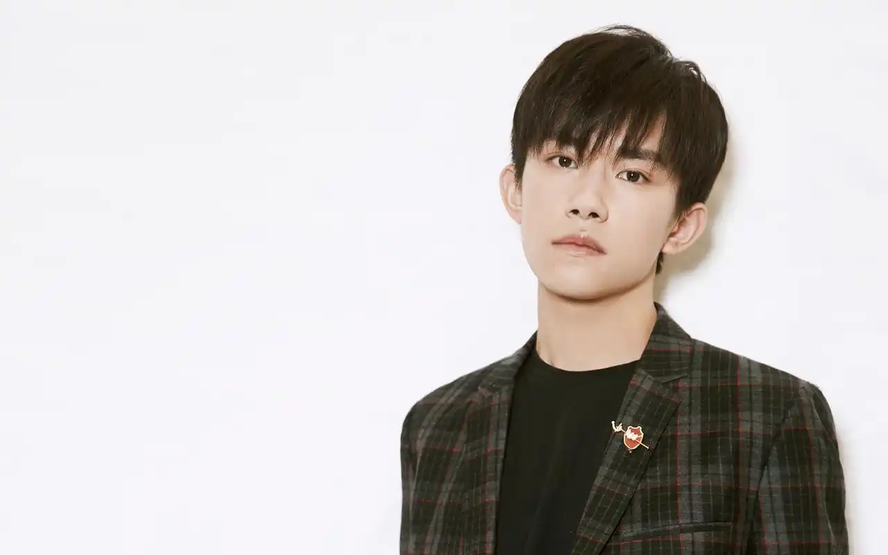 小哥哥易烊千玺帅气图片桌面壁纸