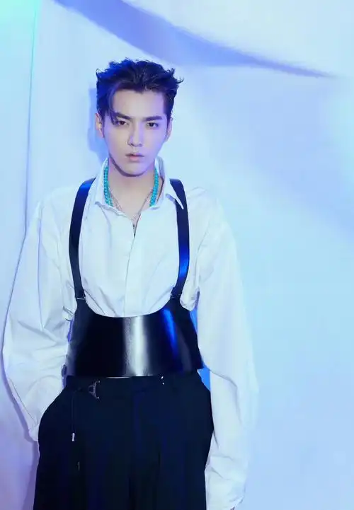 吴亦凡白衬衫吊带马甲帅气写真