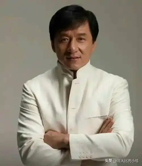 70岁成龙近照曝光参加活动头发花白尽显老态网友评论令人泪目