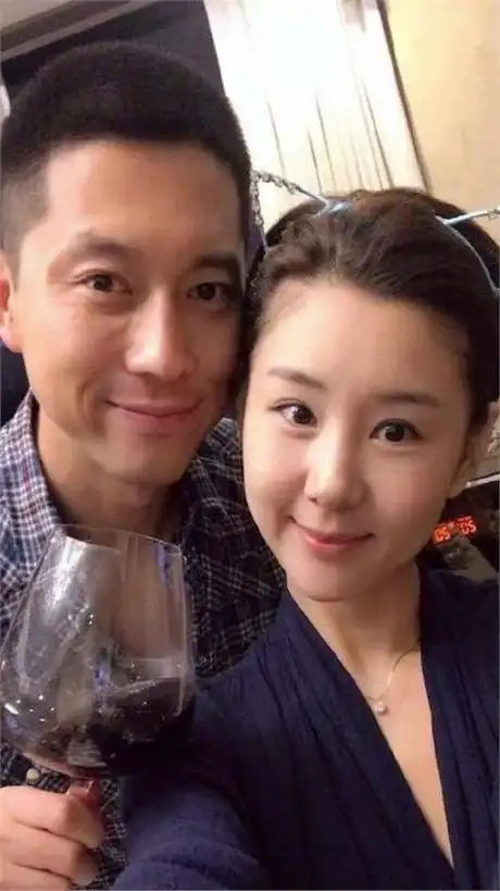 李小萌晒奢侈豪车,穿v领裙成豪门贵妇,与丈夫王雷一直相伴相爱