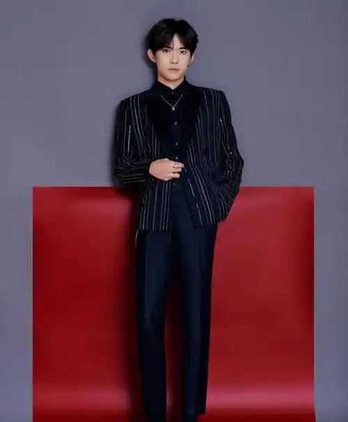 原创原创185cm李现撞上176cm易烊千玺同是亮片西装造型腿长就是任性